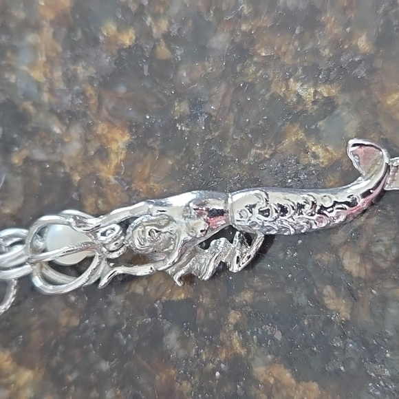 A necklace of a mermaid holding a freshwater pearl - Picture 2 of 4